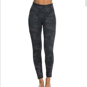 SPANX Seamless Camo Leggings L NWOT